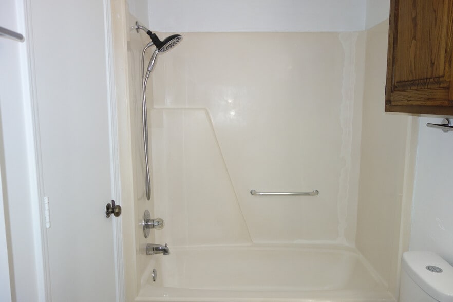 Secondary Bathroom w/Shower/Tub Combo. Door to large linen closet on left - 6604 S Utica Pl