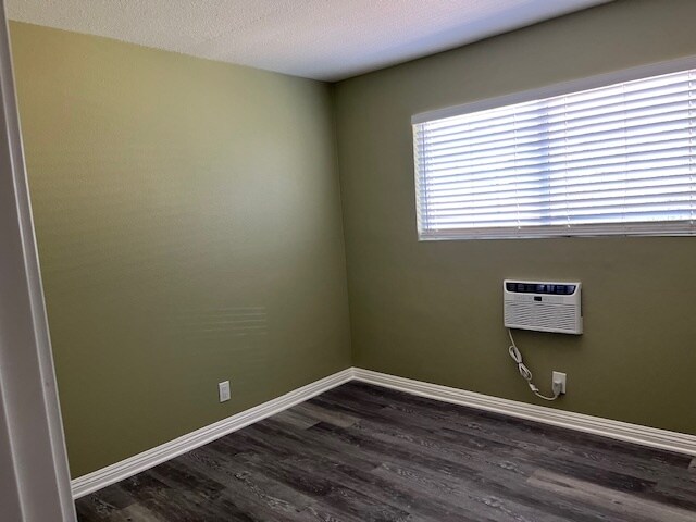 Building Photo - 1109 E La Deney Ct