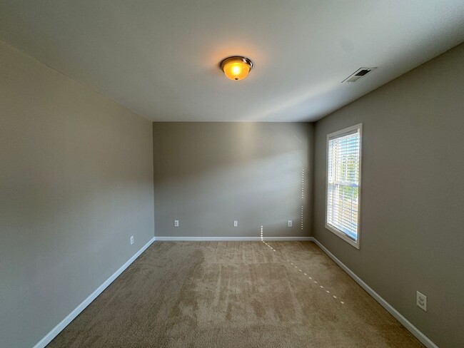 Building Photo - Spacious 3 Bed 2.5 Bath Home with Fenced Yard
