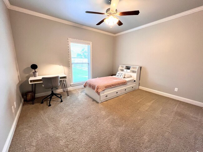 Building Photo - 725 Dumaine Dr