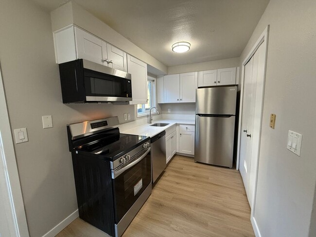 Building Photo - SNEAK PREVIEW - RENOVATED TOWNHOME in Raleigh Hills - SEE LISTING FOR SPECIALS!