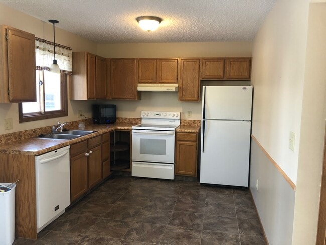 Building Photo - 3 bedroom 1.5 bath Twin Home