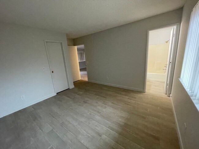 Building Photo - APPLE VALLEY- REFURBISHED 2 BEDROOM , 2 BATHROOM APARTMENT