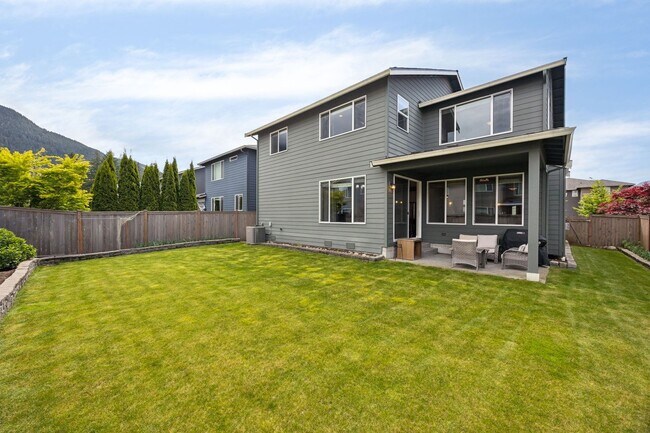 Building Photo - Perfect and Picturesque and Furnished!