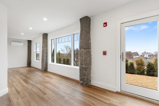 Building Photo - 32 Beacon St