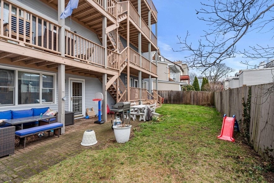 Building Photo - 55 Russell St