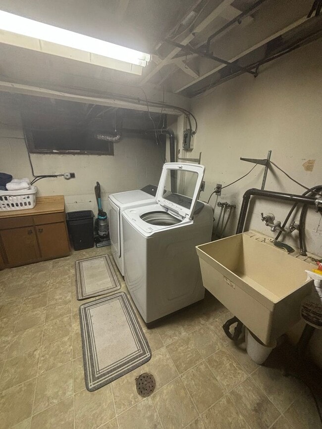 Building Photo - 3 bedroom / 2 car garage / On the Chena river
