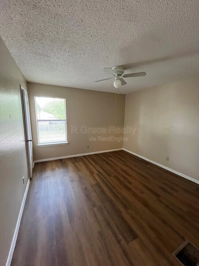 Building Photo - 5911 Shadydell Dr