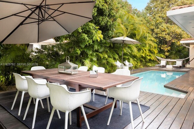 Building Photo - 1535 Robbia Ave