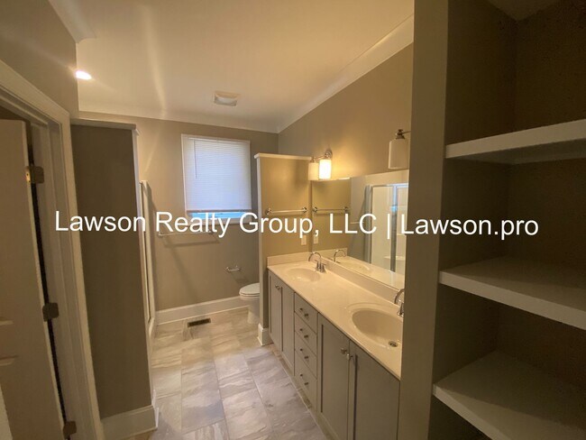 Building Photo - Craftsman Style One Level Living in Southw...