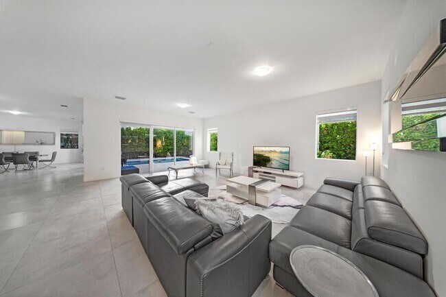 Building Photo - 10081 NW 75th Terrace