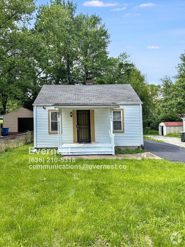 Building Photo - Charming 2-Bedroom Home with Off-Street Pa...