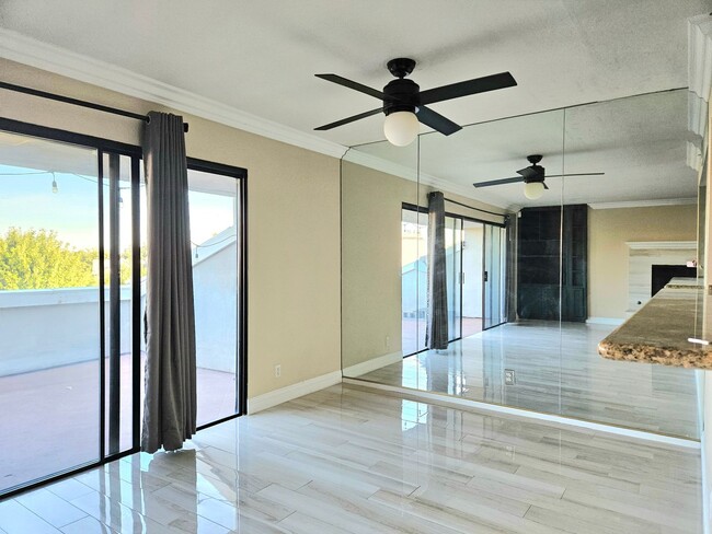 Building Photo - Beautiful condo ready for the holidays!