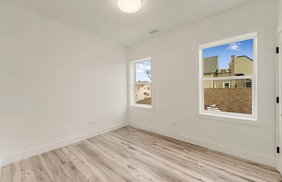 Building Photo - 2913 W 38th St