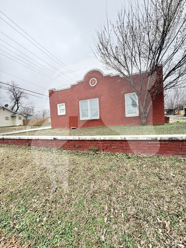 Building Photo - 820 S 6th St