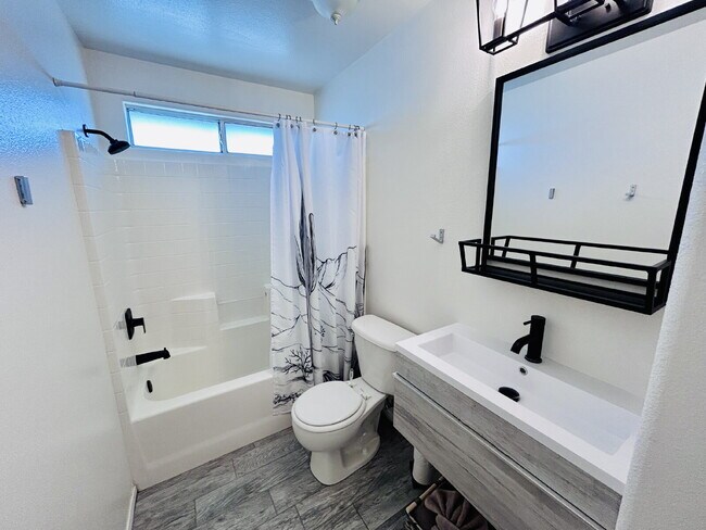 Building Photo - Charming 3 Bedroom House with Pool in Friendly Hills, Joshua Tree