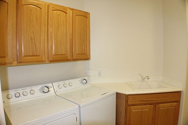 Building Photo - Resort Style Living In Lovely Solera Oaks