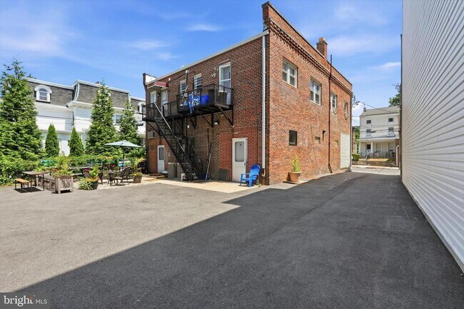 Building Photo - 5548 Ridge Ave