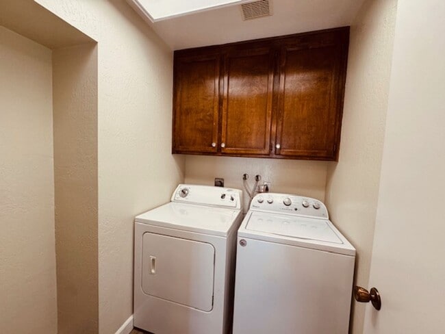 Building Photo - 2 BR 1.5 BA townhome in Walnut Creek-move-in ready!