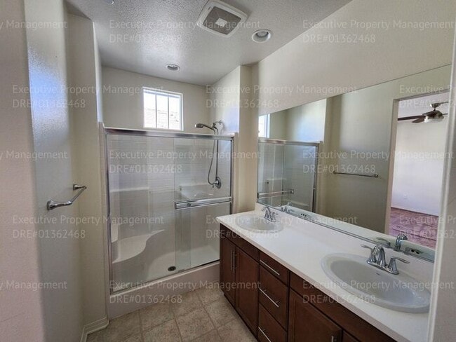 Building Photo - 3 bedroom/ 2.5 bathroom town home located in a secured gated community.