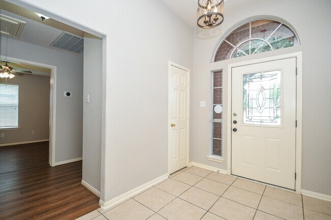 Building Photo - 707 New Pines Dr