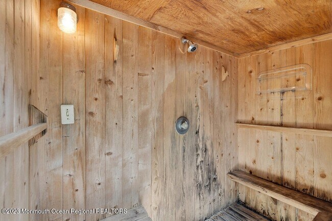 Building Photo - 683 Main Ave