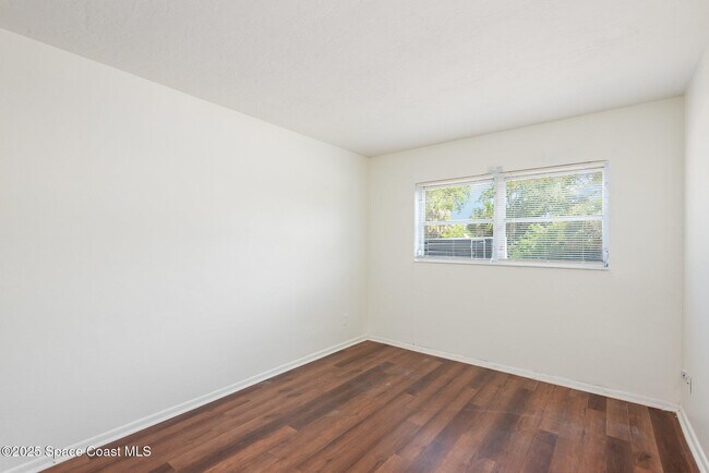 Building Photo - 223 Columbia Dr