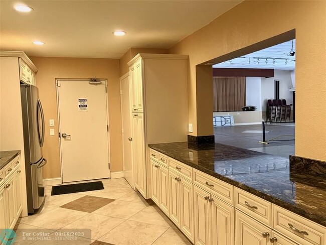 Building Photo - 1055 Country Club Dr