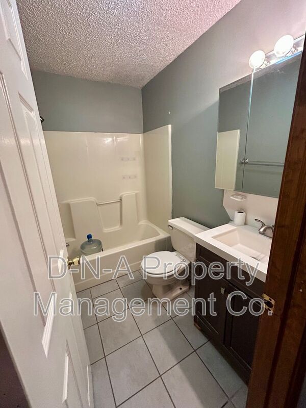 Building Photo - 5081 Pine Ridge Rd N