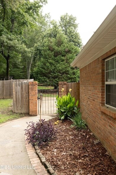 Building Photo - 110 Little John Ln