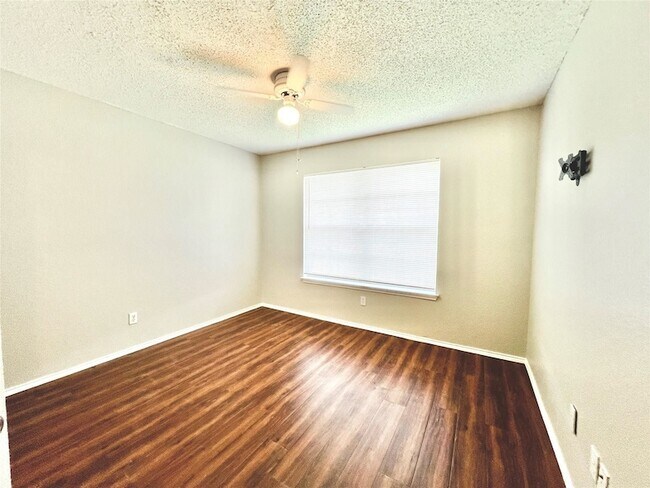 Building Photo - 2210 Green Mere Dr