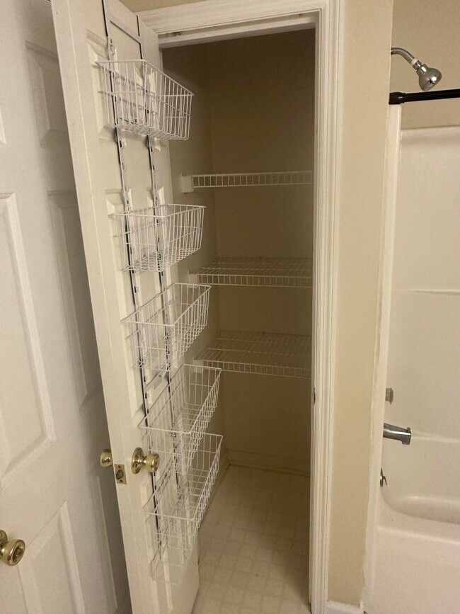 Building Photo - 2005 River Ridge Rd