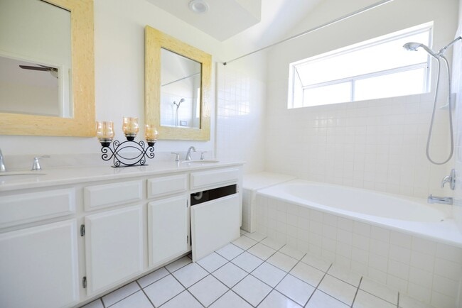 Building Photo - Charming 3 Bedroom, 2.5 Bath Home in Marbl...