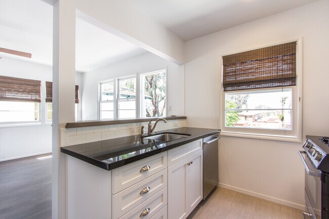 Building Photo - 502 Poinsettia Ave