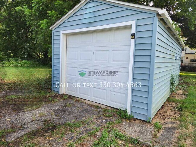 Building Photo - 1030 Sawyer Ave