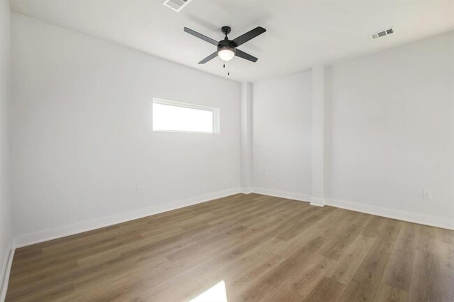 Building Photo - 2500 Longview St