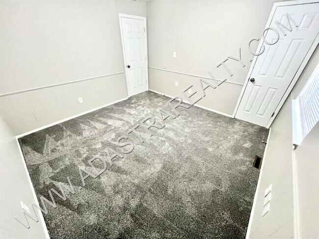Building Photo - Beautiful 4 Bed Duplex in Independence-Ava...