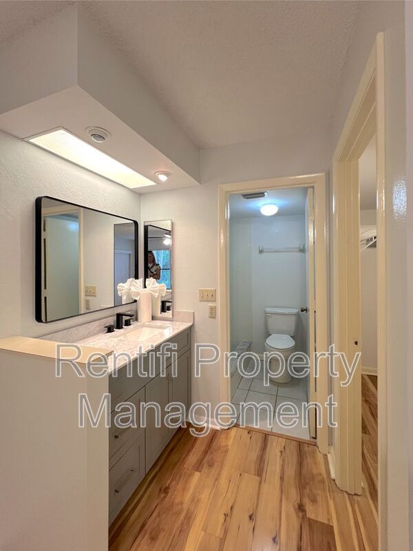 Building Photo - 15051 Parkside Dr
