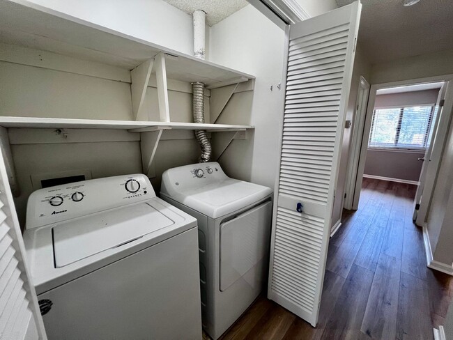 Building Photo - Gorgeous Condo right off Shore Dr, a stree...