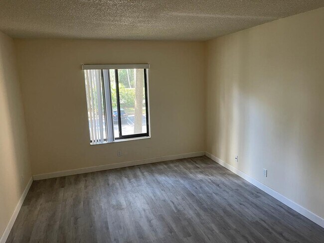 Building Photo - 203 Foxtail Dr