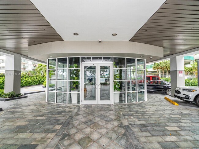 Building Photo - 1402 Brickell Bay Dr