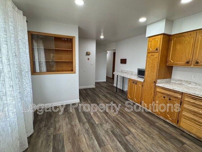 Building Photo - 611 N 29th St