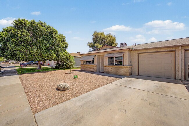 Building Photo - 10141 N 97th Dr