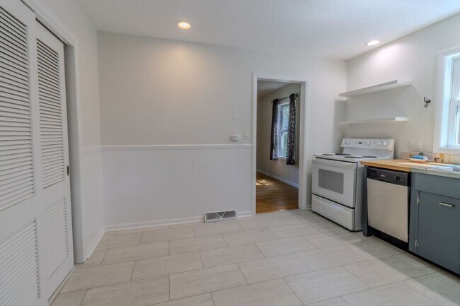 Building Photo - The Little Bungalow of Your Dreams Near East Bay! 2BR / 1BA Long-Term Rental