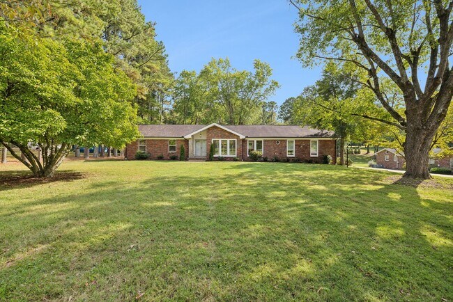 Building Photo - Completely renovated ranch 4BR/4BA ranch h...