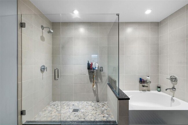 Building Photo - 400 4th Ave S