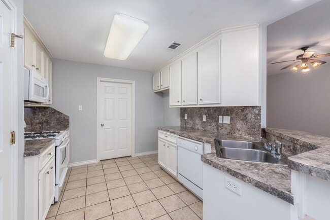 Building Photo - AVAILABLE AUGUST 2026 - Charming 3 bed/ 2 ...