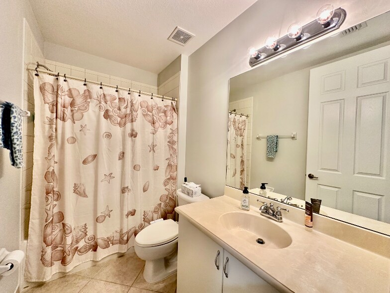 Building Photo - 1335 Mariposa Cir