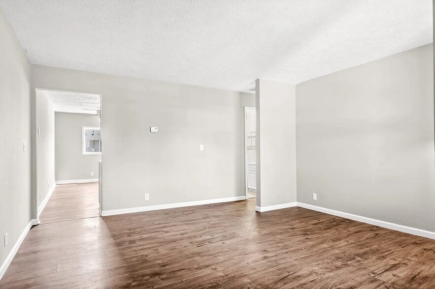 Living room - 501 E Cherry St