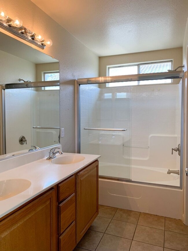 Building Photo - 4 Bedroom Home in Hollister with Huge Backyard!
